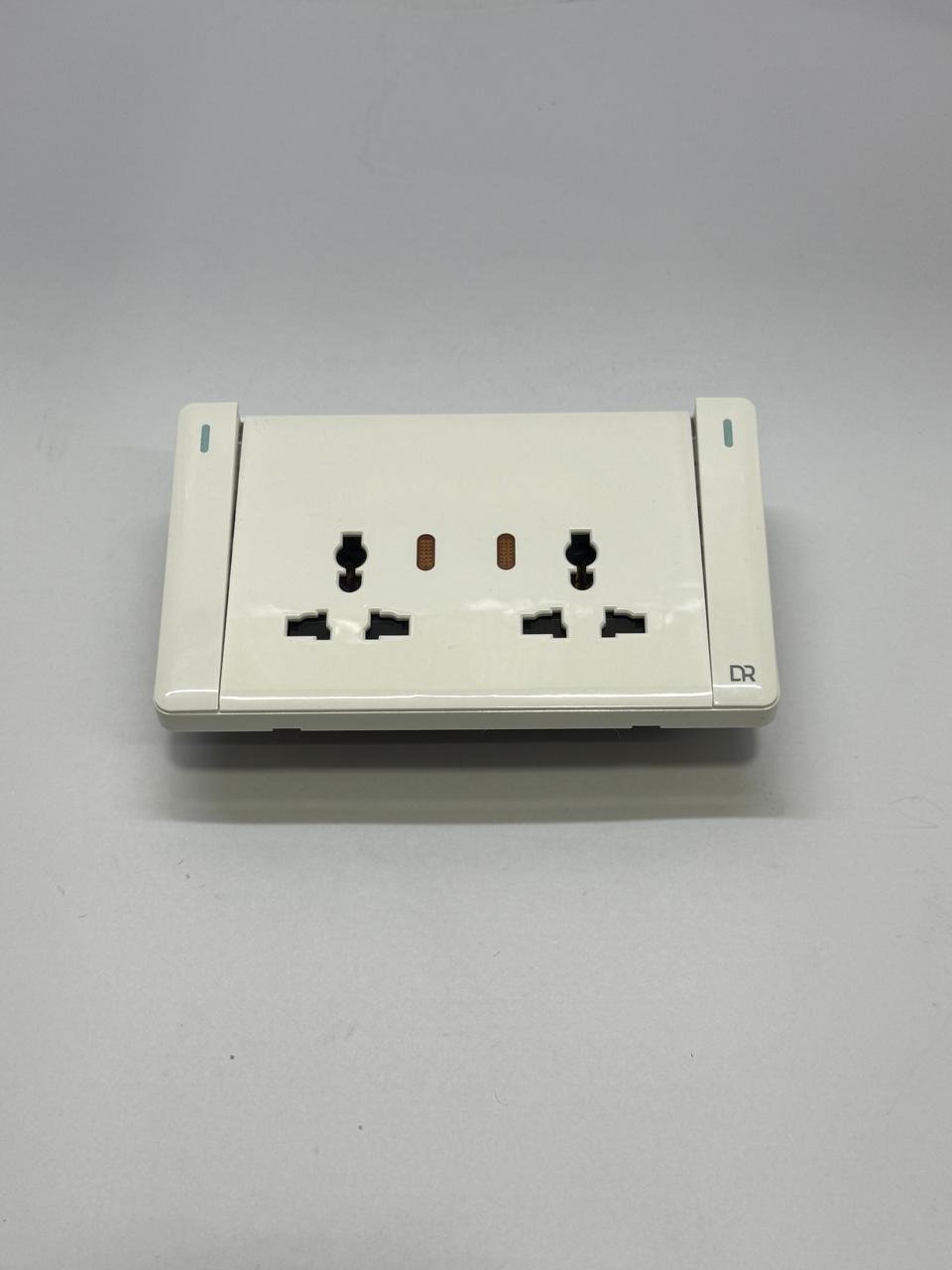 D/MULTI SOCKET Xises White